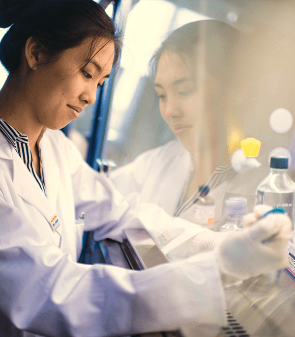 uta female researcher working in the lab