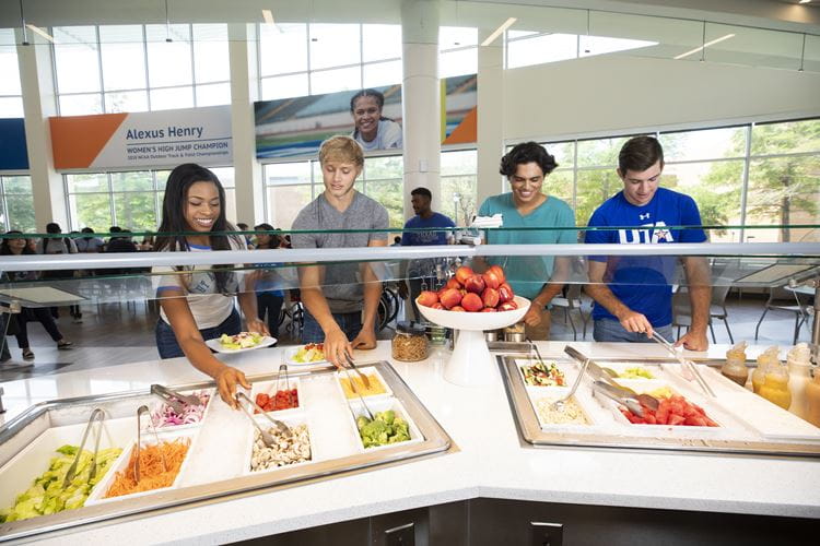 students serving their plates at the Salad Bar