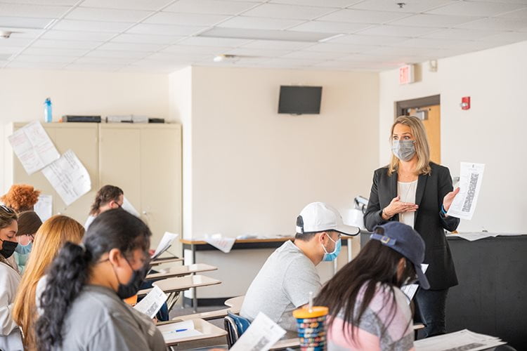 Dr Erin Carlson presents to a Public Health Classroom 