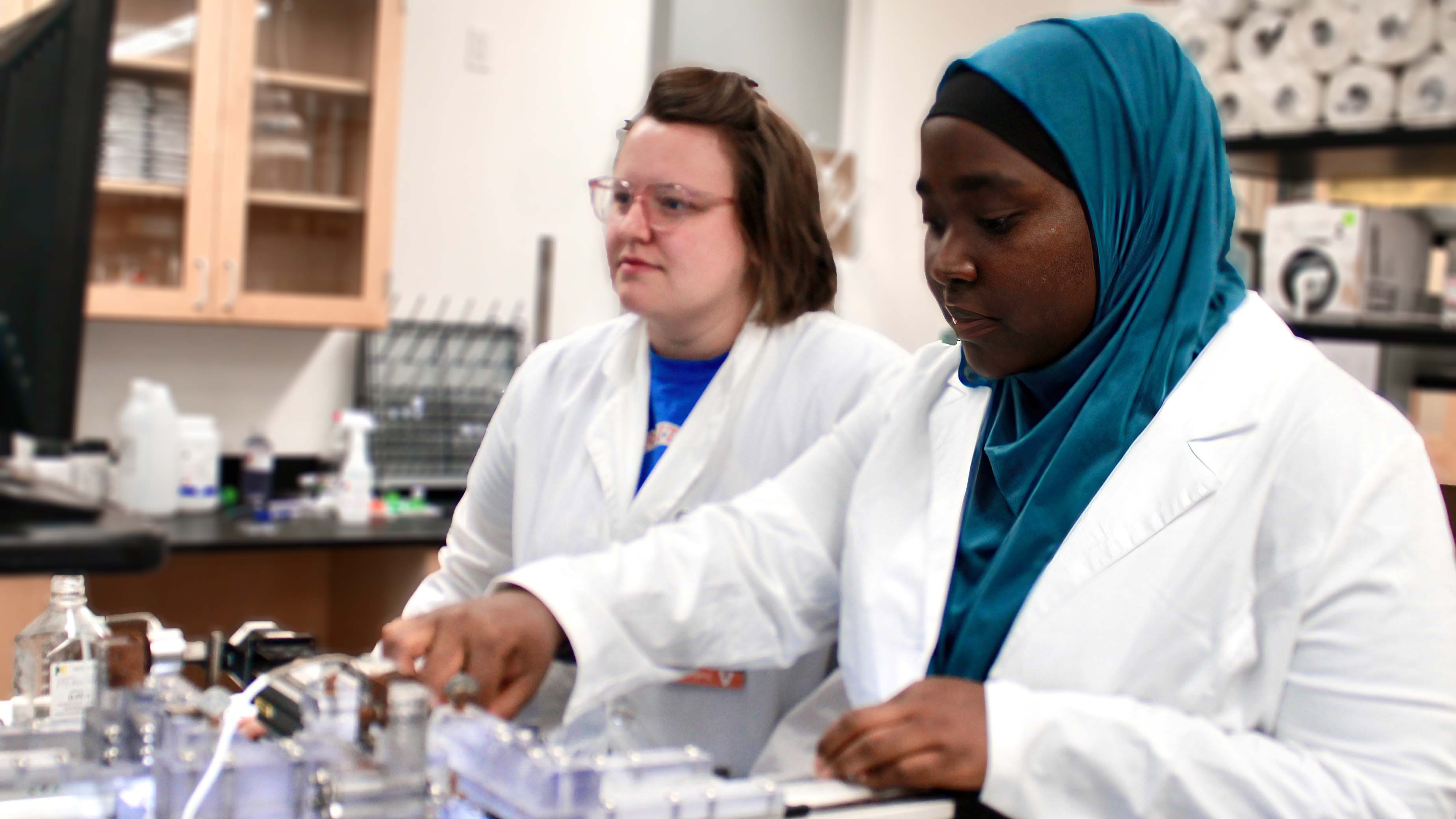 Aishat Lawal working in the Lab." width="598" _languageinserted="true&quottrue" src="  src=