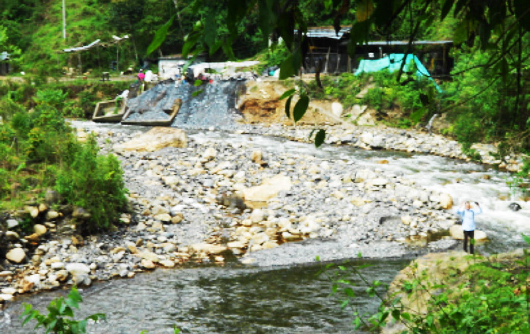 UTA doctoral student Jose Velasquez working at a mine site in Colombia  " width="1040" _languageinserted="true" src="https://cdn.web.uta.edu/-/media/project/website/engineering/general-images/velasquez-1.ashx?la=en