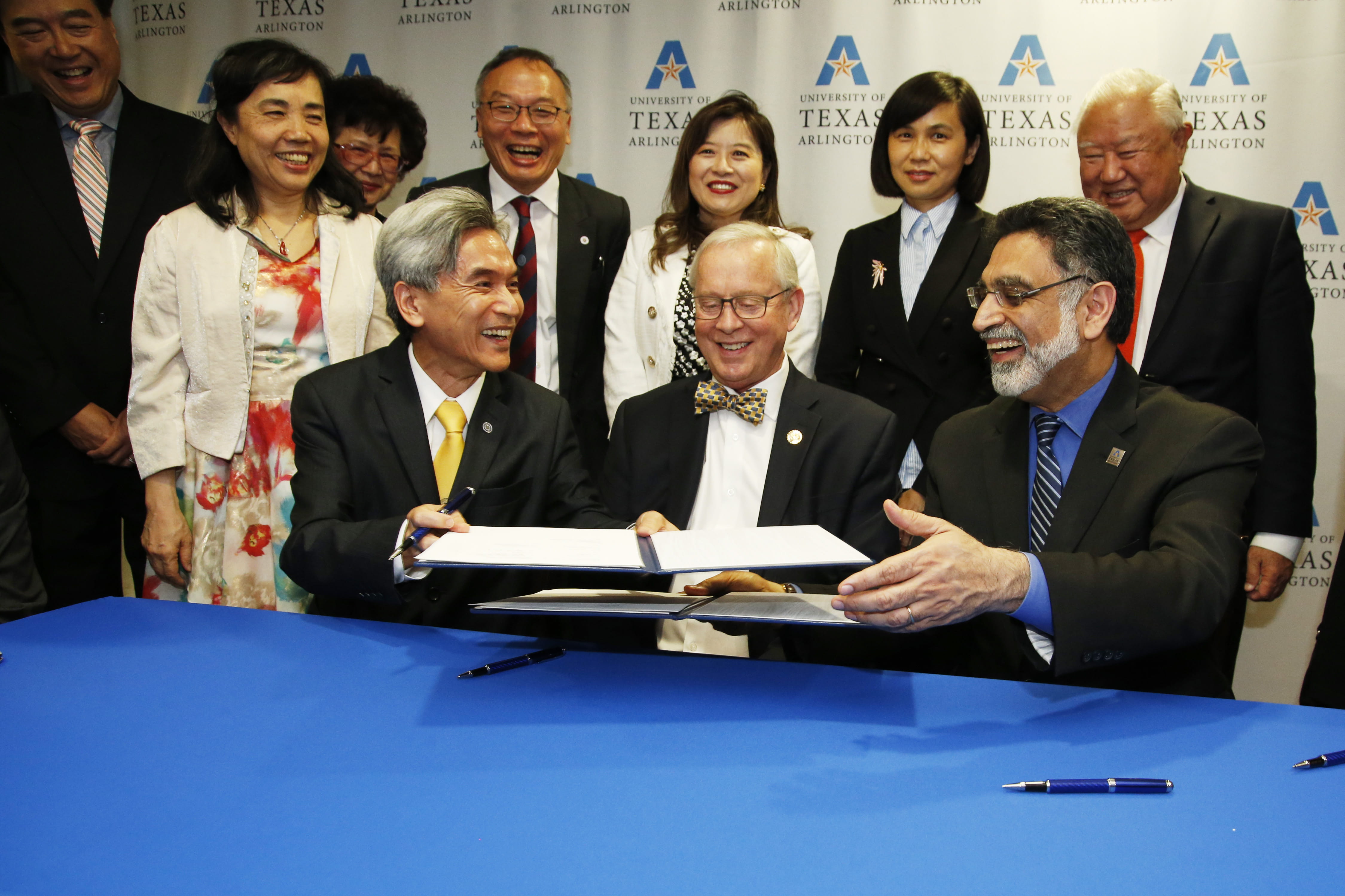 Officials from UTA and Taiwan’s National Chung Hsing University sign a memo of understanding.
