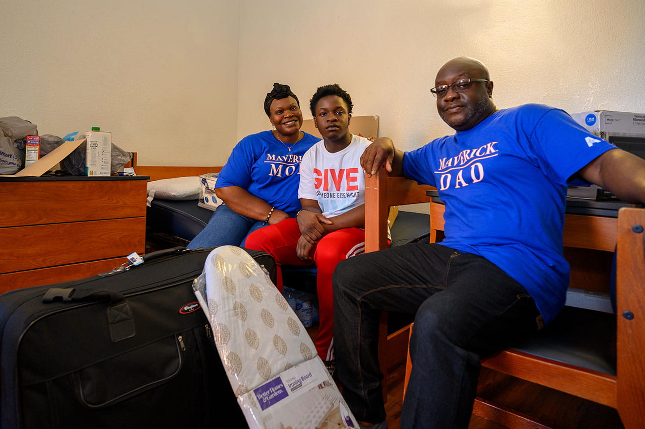 Nursing student Demi Cole moves into Arlington Hall with help from his parents