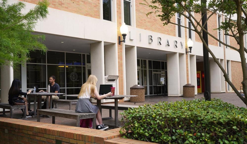 Students outside UTA Central Library