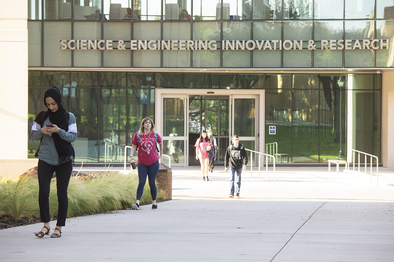 students walking in front of the science and engineering innovation and research building" width="1280" _languageinserted="true" src="https://cdn.web.uta.edu/-/media/project/website/news/releases/2020/02/60-years-engineering6.ashx?la=en