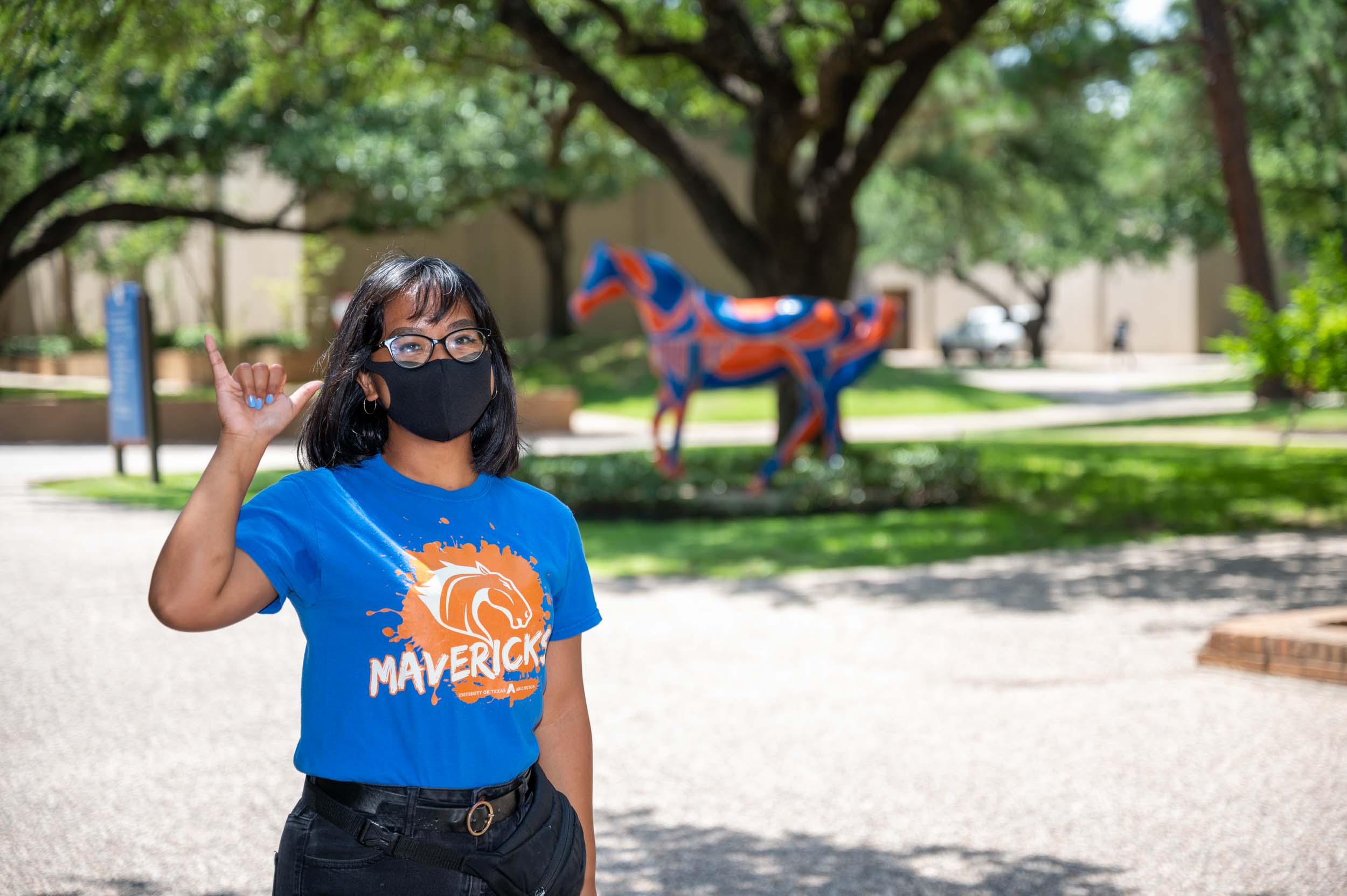 student in mask with spirit horse on campus" width="2500" _languageinserted="true" src="https://cdn.web.uta.edu/-/media/project/website/news/releases/2020/07/student-in-mask-spirit-horse.ashx?la=en