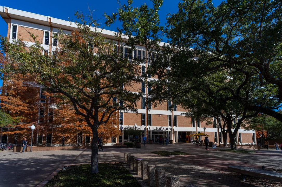 Exterior of the UTA Central Library" _languageinserted="true