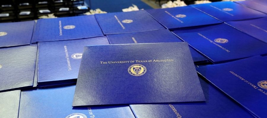 UT Arlington degrees on display at commencement" _languageinserted="true