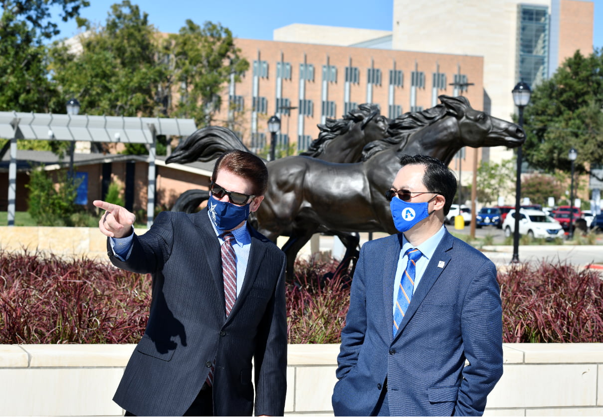 Mayor Jeff Williams and President Lim at ribbon cutting" width="1209" _languageinserted="true" src="https://cdn.web.uta.edu/-/media/project/website/news/releases/2020/09/uc-ribbon-cutting1.ashx?la=en