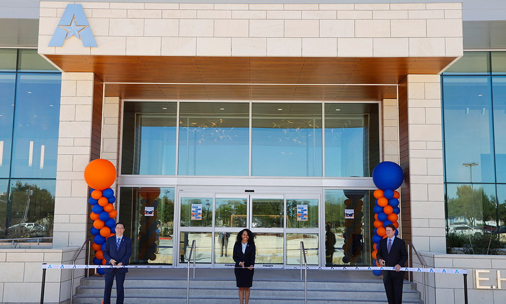 UC ribbon cutting Fall 2020" width="3600" _languageinserted="true" src="https://cdn.web.uta.edu/-/media/project/website/news/releases/2020/09/uc-ribbon-cutting2.ashx?la=en