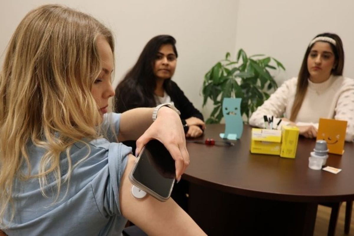 UTA student researchers test wearable glucose monitor as part of study." _languageinserted="true