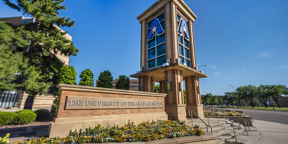 The tower at the entrance to the campus of The University of Texas at Arlington." _languageinserted="true