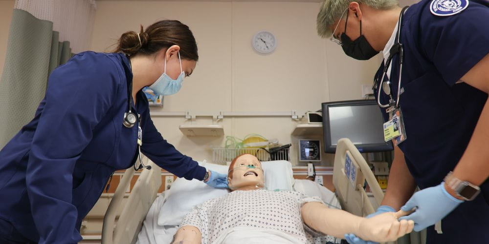 UTA nursing students do clinical simulation work" _languageinserted="true
