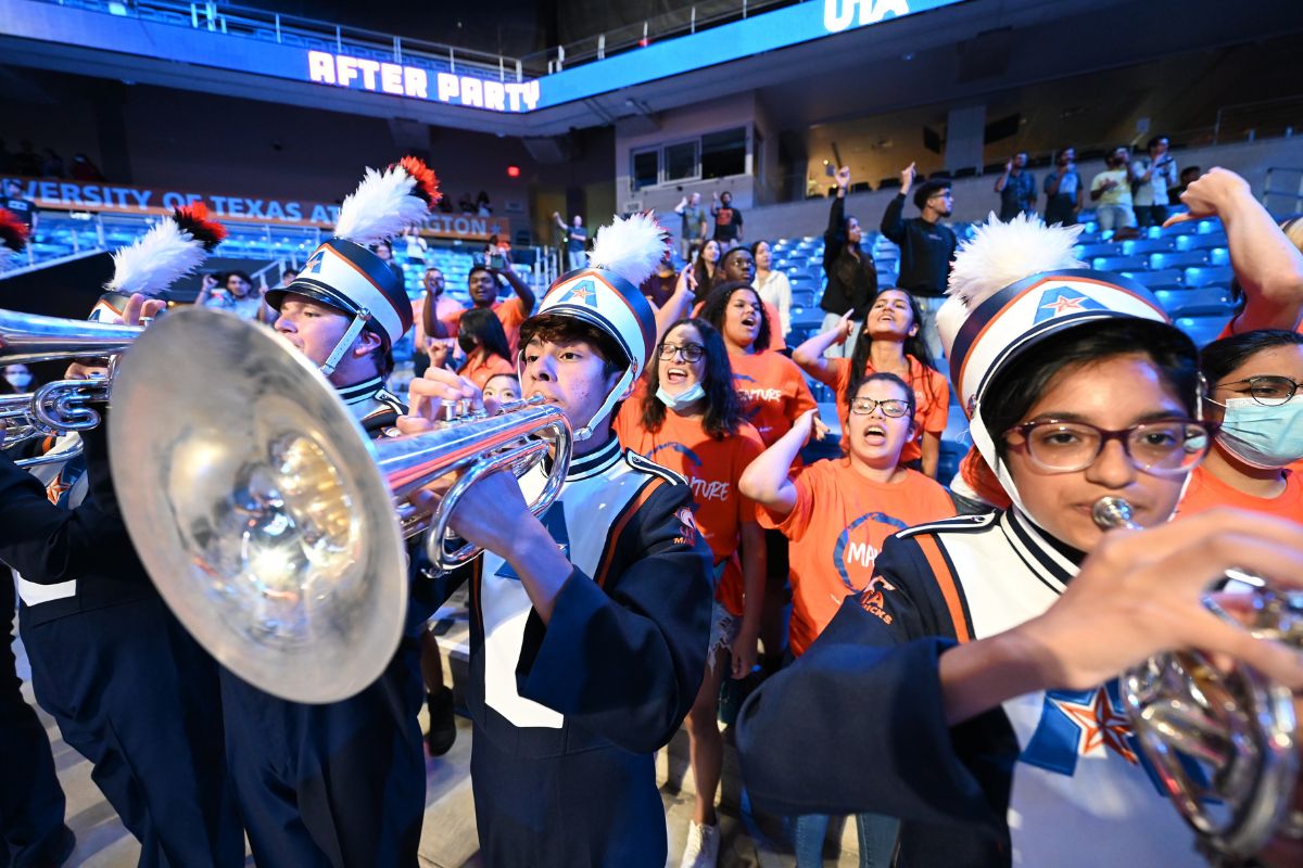 At MavsMeet convocation, Mavericks gather to celebrate start of school year" _languageinserted="true