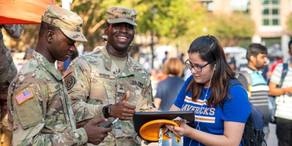 UTA military students pose for photo" _languageinserted="true