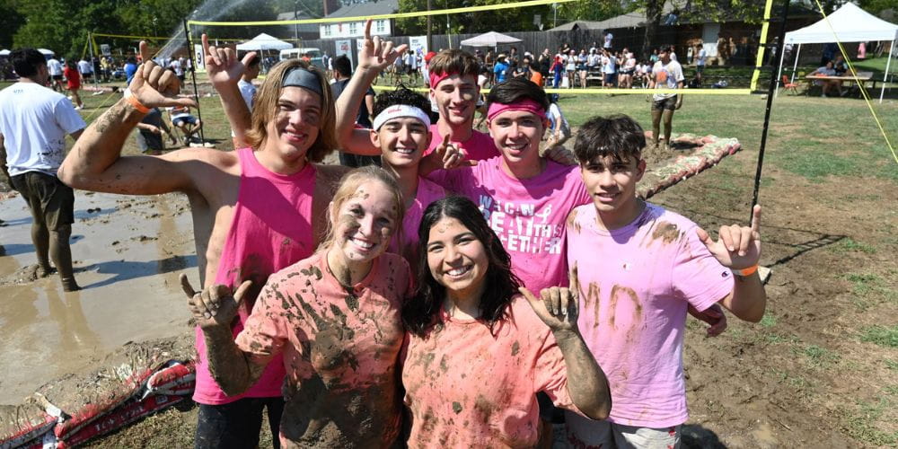 UTA students dressed in pink pose for photo at Oozeball tournament" _languageinserted="true
