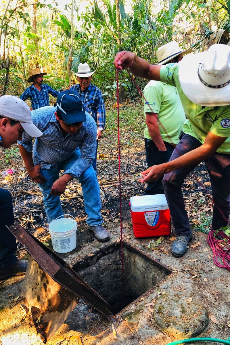 Local residents assist with groundwater collection." _languageinserted="true