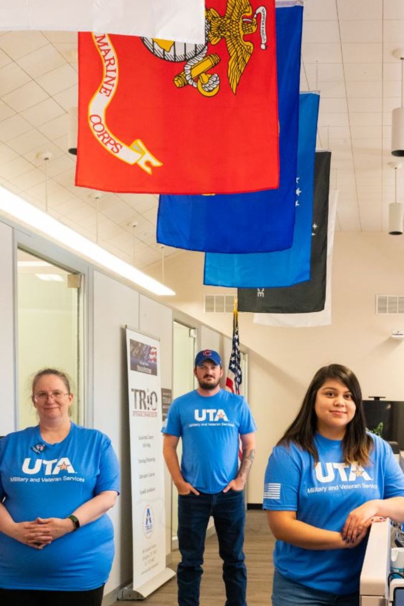 UTA military students pose in Office of Military and Veteran Services" _languageinserted="true