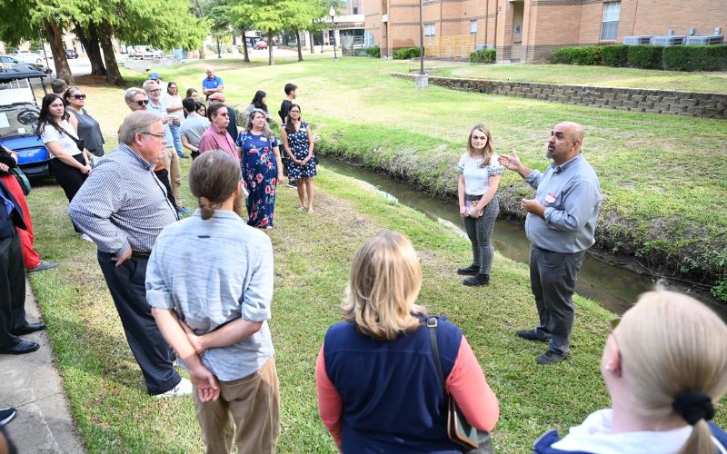 UTA students and other attendees at a recent EPA/UTA sustainability exercise." _languageinserted="true