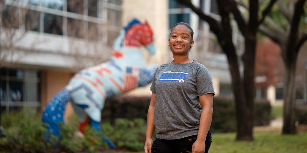 Graduating student Kyairra Burns poses for photo" _languageinserted="true