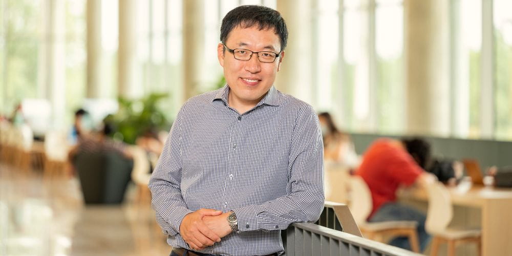 Woo-Suk Chang, associate professor of biology" _languageinserted="true