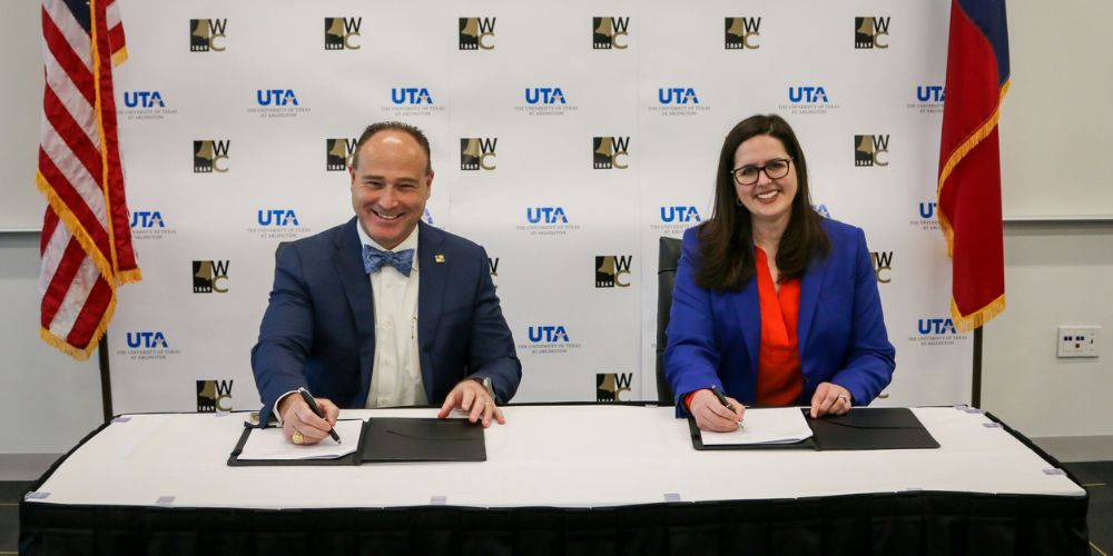 Weatherford College President Tod Allen Farmer and UTA President Jennifer Cowley sign agreement" _languageinserted="true