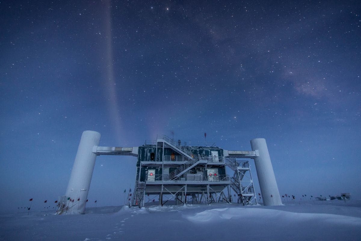 The image is of the IceCube detector at the South Pole against a deep blue night sky." _languageinserted="true
