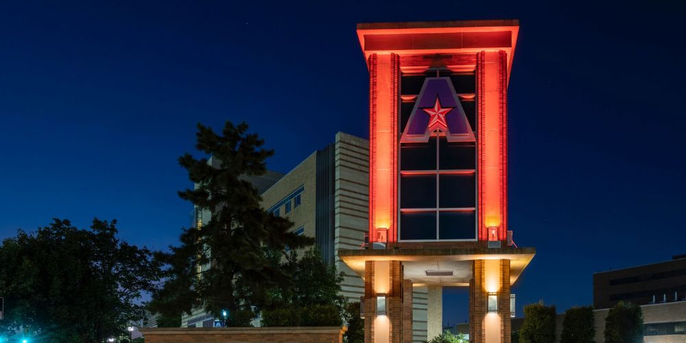 Photo of UTA Tower at night" _languageinserted="true