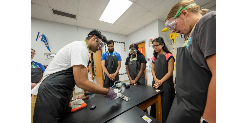 Samad Virani (’20 B.S., Physics) teaches students quantum principles. " src="https://cdn.web.uta.edu/-/media/project/website/news/releases/2023/07/quantum-workshop-samad-virani.ashx?la=en" _languageinserted="true