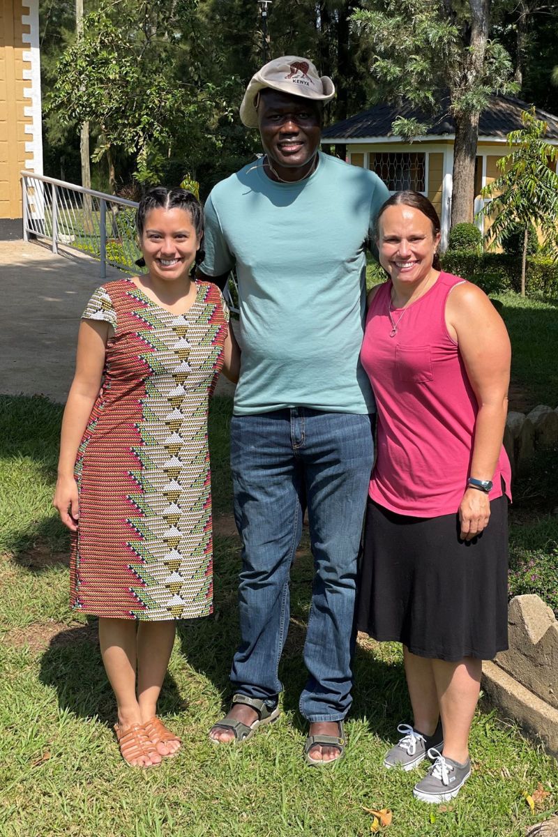 UTA faculty members poses for group photo in Kenya" _languageinserted="true