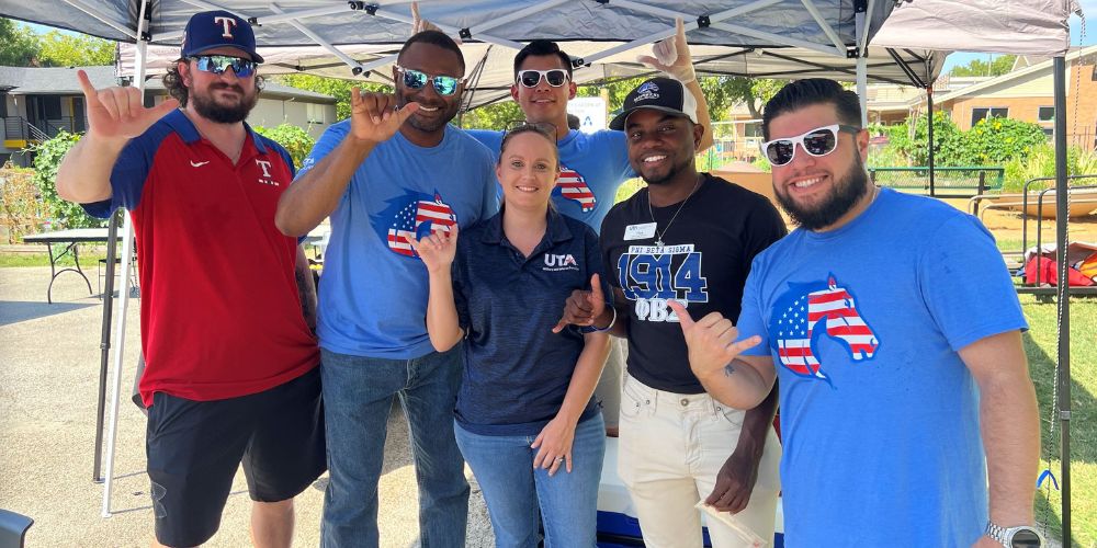 UTA student veterans and employees pose for a photo at the 2023 military resource fair" _languageinserted="true