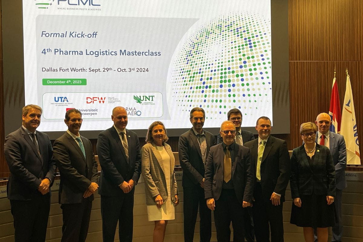 Photo of dignitaries representing the Pharma Logistics masterclass posing for a group photo