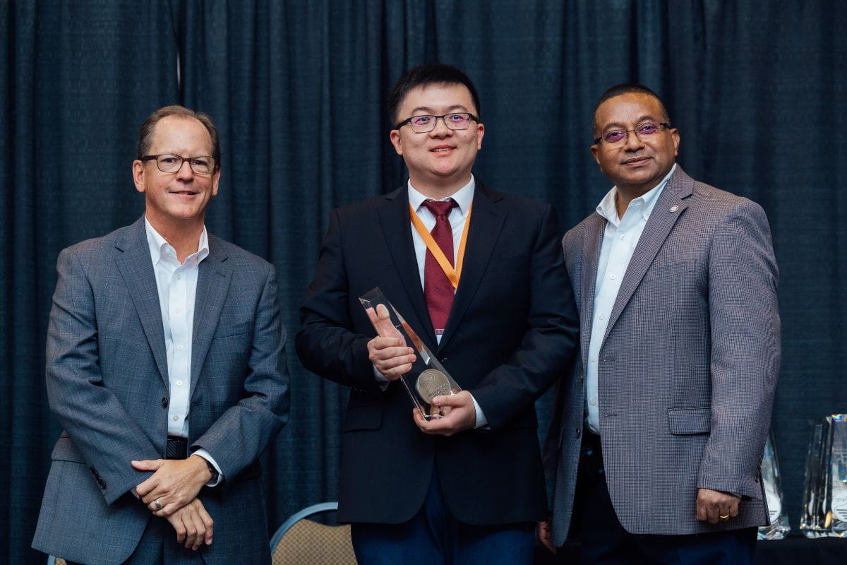 Chen Kan receives his award " _languageinserted="true