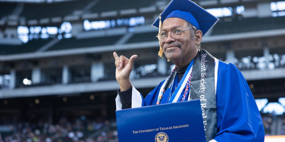 Navy veteran John Shirley graduated at age 60 from UTA." _languageinserted="true