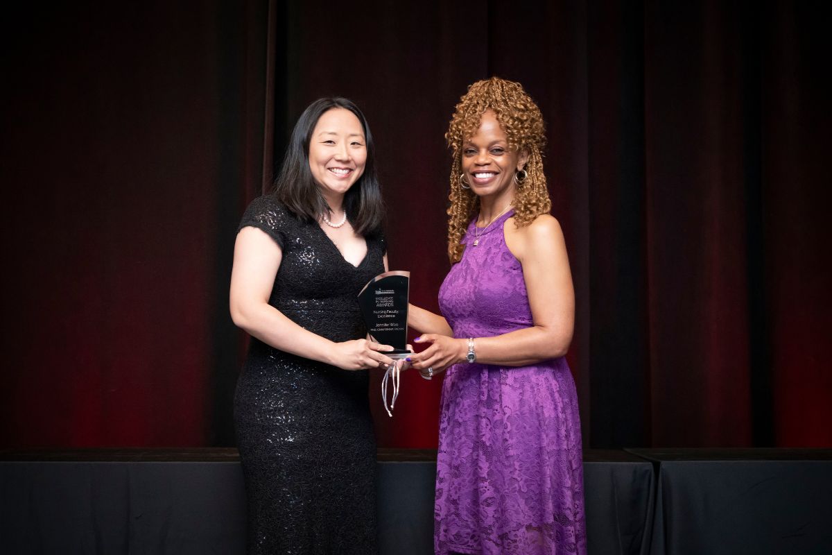 UTA assistant professor Jennifer Woo (left) accepts the 2025 Excellence in Nursing Award from Texas Nurses Board Vice President Dr. Edtrina Moss