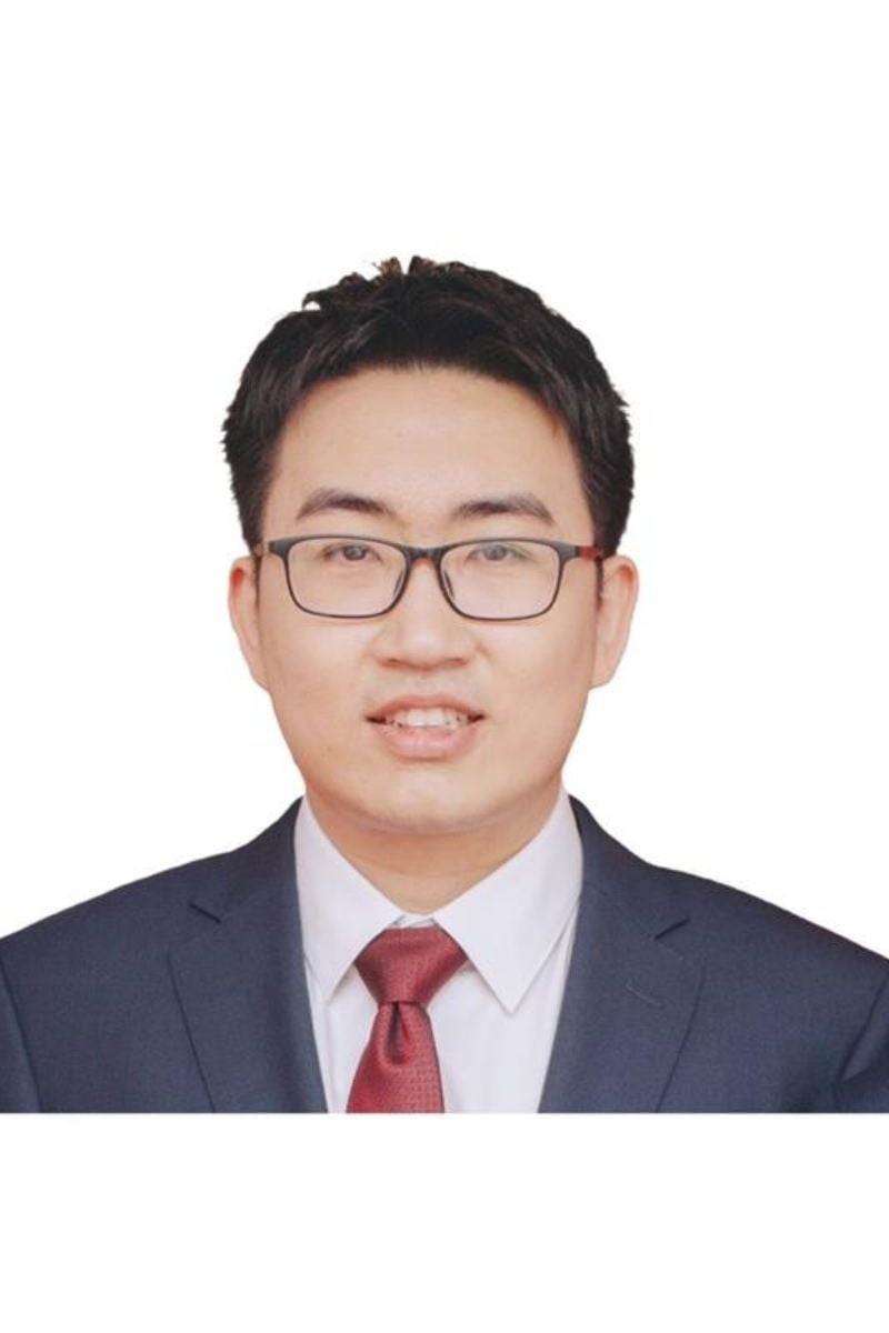 Liwei Zhou headshot 