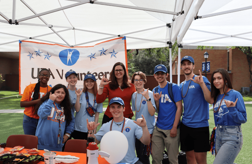 Picture of student volunteers with the uta president