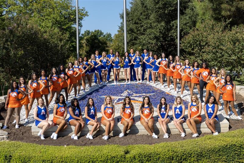 UTA Spirit Groups gathered for a group picture
