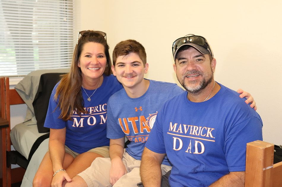 uta parents moving new student into dorm